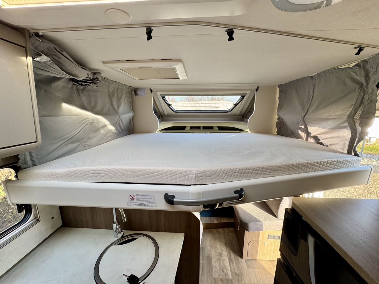 Semi-integrated motorhome CARADO T447 pro+ , AC DOMETIC , camera, awning, radio, ALU, LPG, spare tire: picture 19