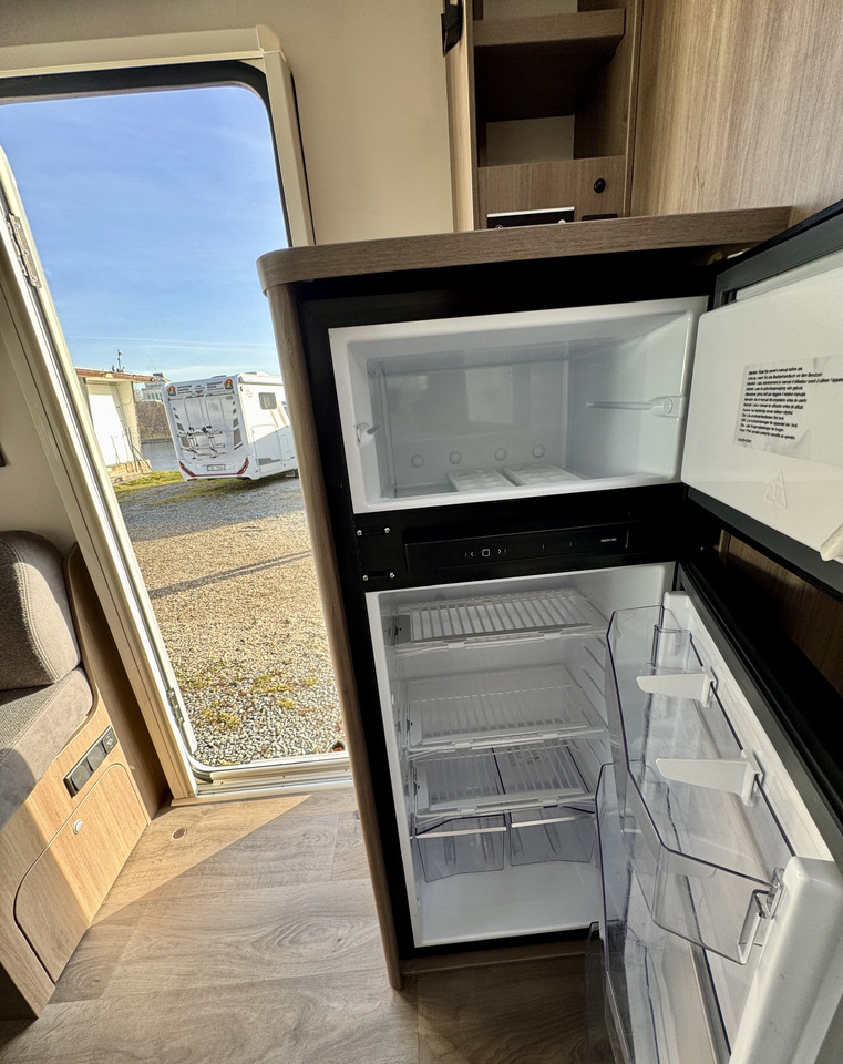 Semi-integrated motorhome CARADO T447 pro+ , AC DOMETIC , camera, awning, radio, ALU, LPG, spare tire: picture 18