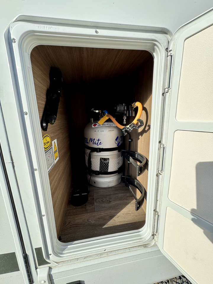 Semi-integrated motorhome CARADO T447 pro+ , AC DOMETIC , camera, awning, radio, ALU, LPG, spare tire: picture 8