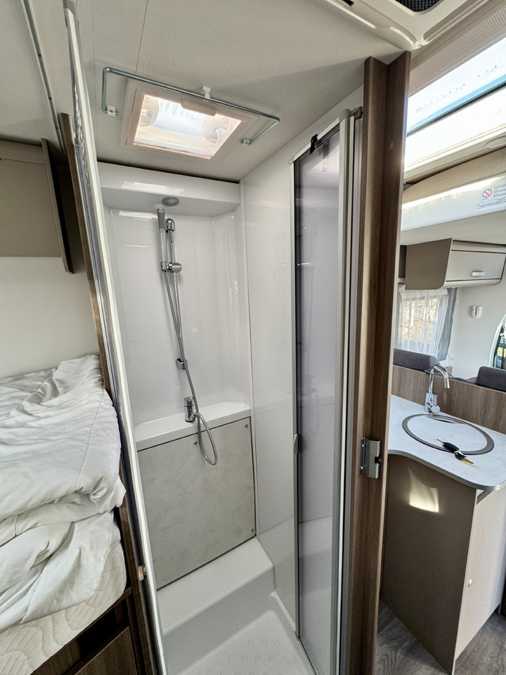 Semi-integrated motorhome CARADO T447 pro+ , AC DOMETIC , camera, awning, radio, ALU, LPG, spare tire: picture 24