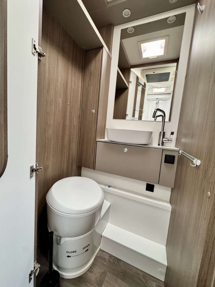 Semi-integrated motorhome CARADO T447 pro+ , AC DOMETIC , camera, awning, radio, ALU, LPG, spare tire: picture 23