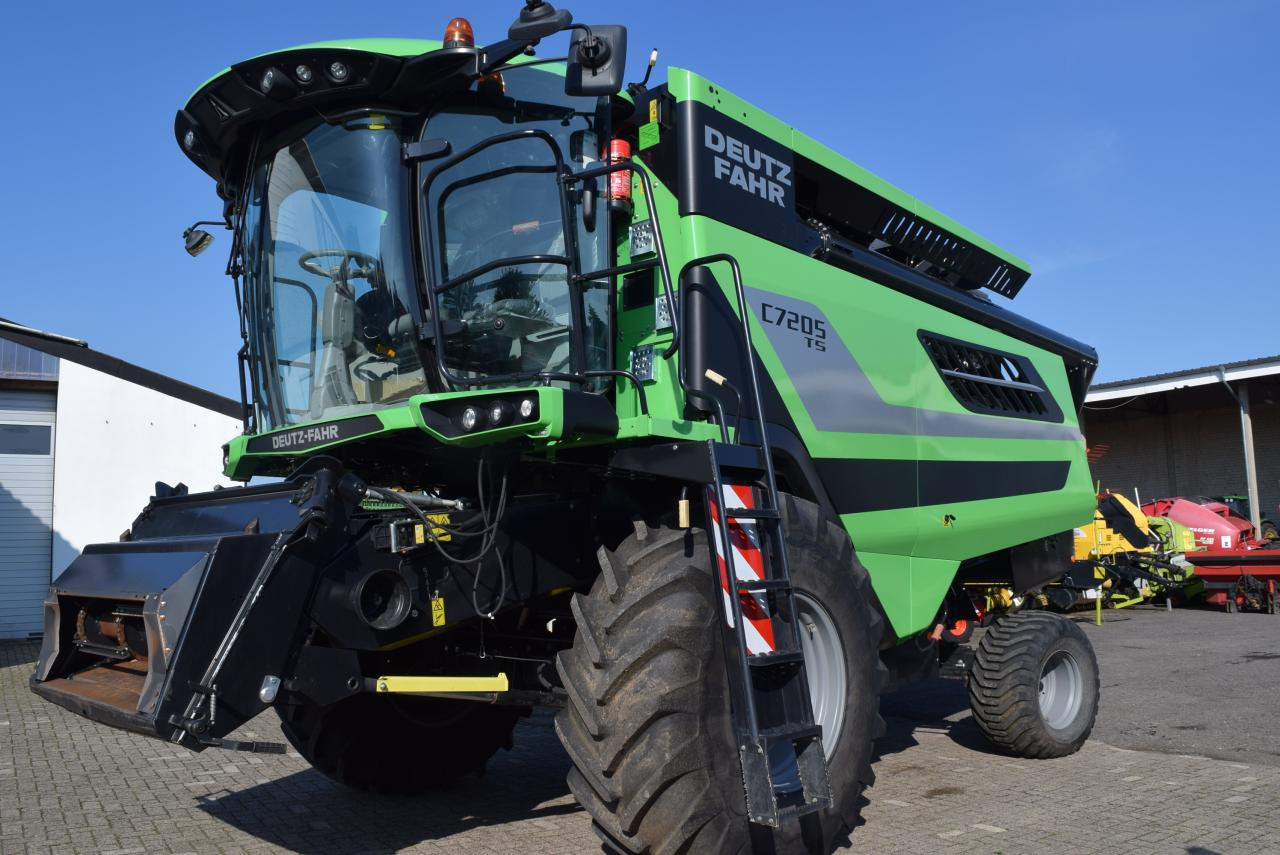 Deutz-Fahr C 7205 TS - Combine harvester: picture 1 Deutz-Fahr C 7205 TS - Combine harvester: picture 1