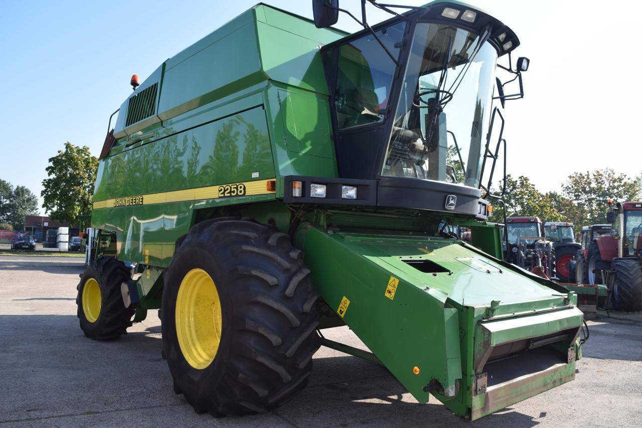 John Deere 2064 - Combine harvester: picture 2 John Deere 2064 - Combine harvester: picture 2