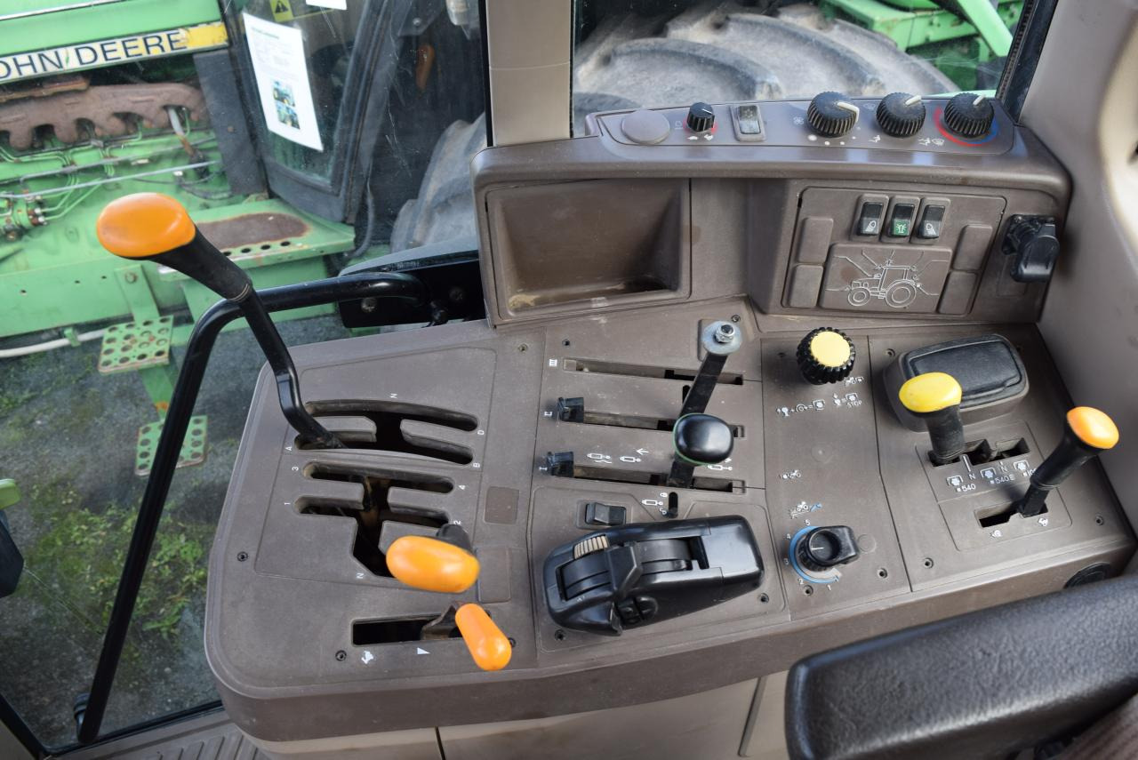 Farm tractor John Deere 6230: picture 6