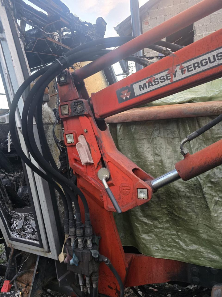Farm tractor Massey Ferguson MF 390 T *Brandschaden*: picture 9