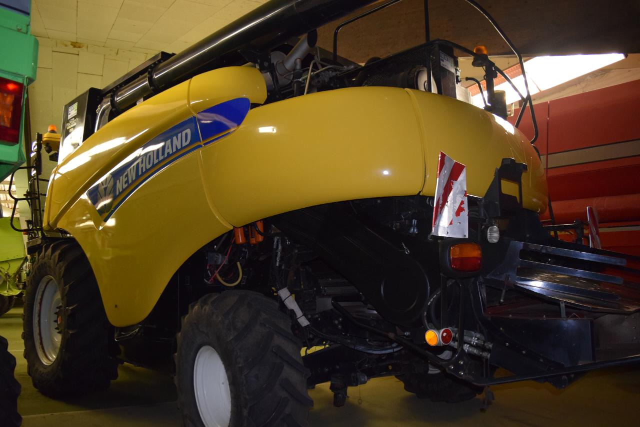 New Holland CR 9090 Elevation - Combine harvester: picture 5 New Holland CR 9090 Elevation - Combine harvester: picture 5