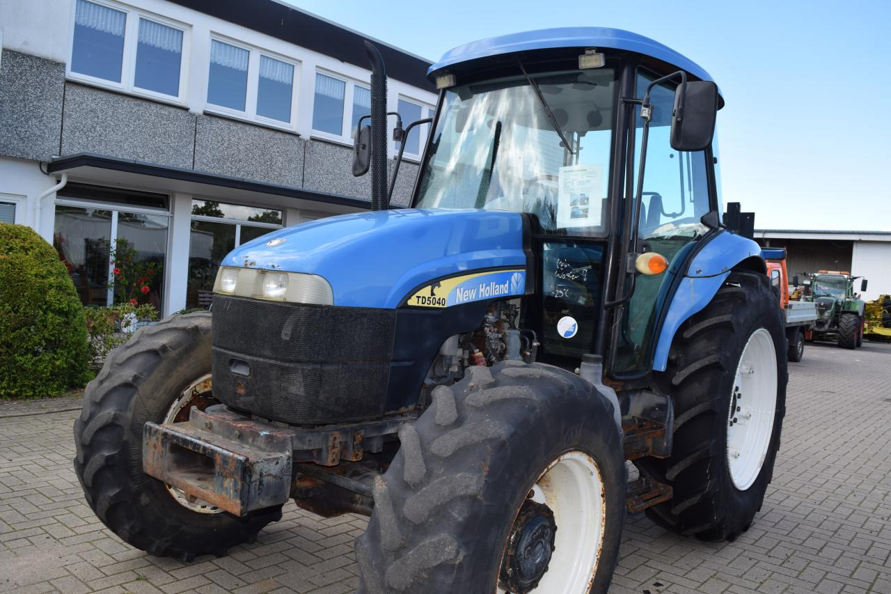 New Holland TD 5040 - Farm tractor: picture 4 New Holland TD 5040 - Farm tractor: picture 4