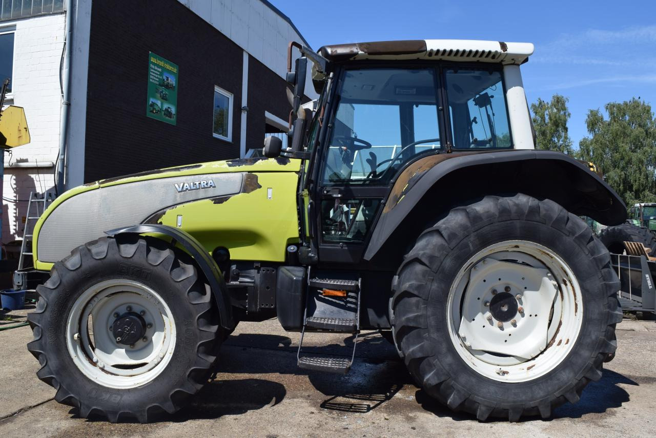 Valtra T120 - Farm tractor: picture 2 Valtra T120 - Farm tractor: picture 2