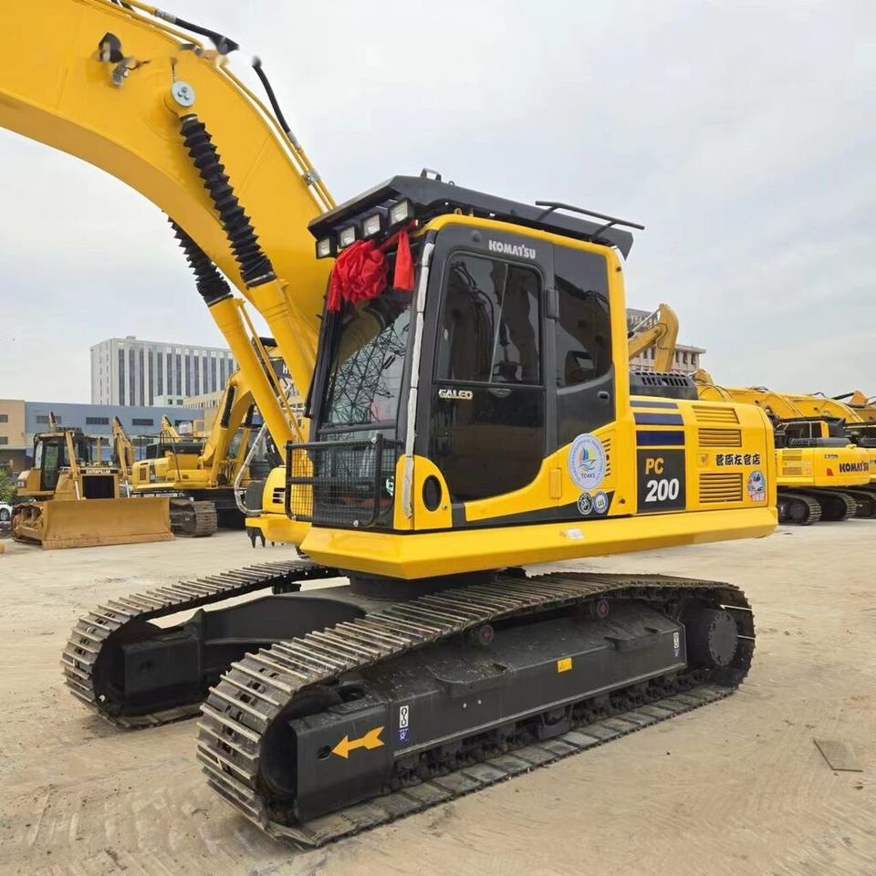 Crawler excavator Komatsu PC200-8: picture 8