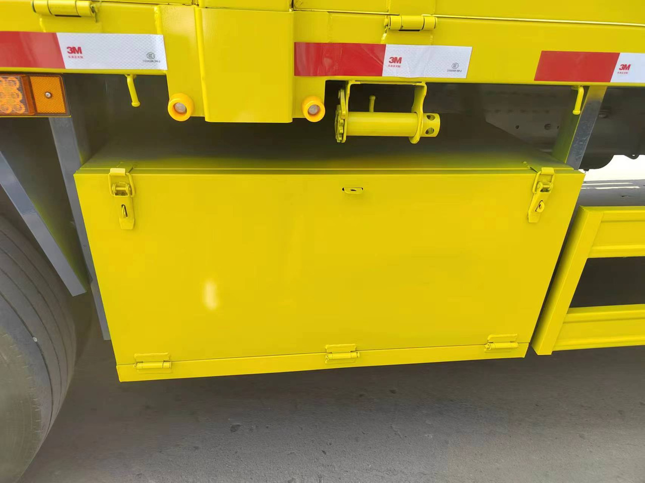 Tipper SINOTRUK HOWO 4x2 cargo truck: picture 8