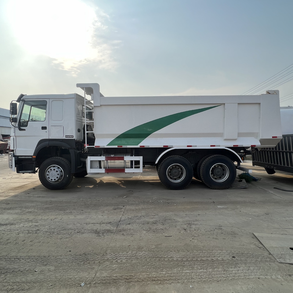 SINOTRUK HOWO - Box truck: picture 1 SINOTRUK HOWO - Box truck: picture 1