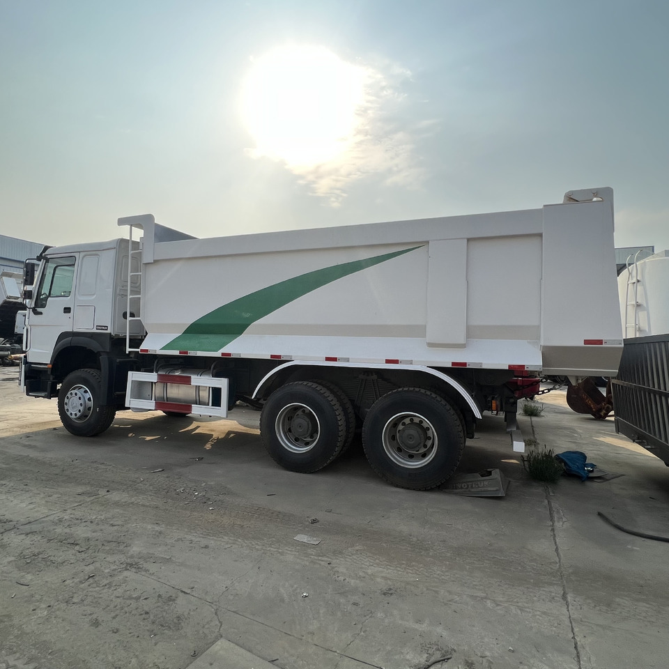 SINOTRUK HOWO - Box truck: picture 4 SINOTRUK HOWO - Box truck: picture 4