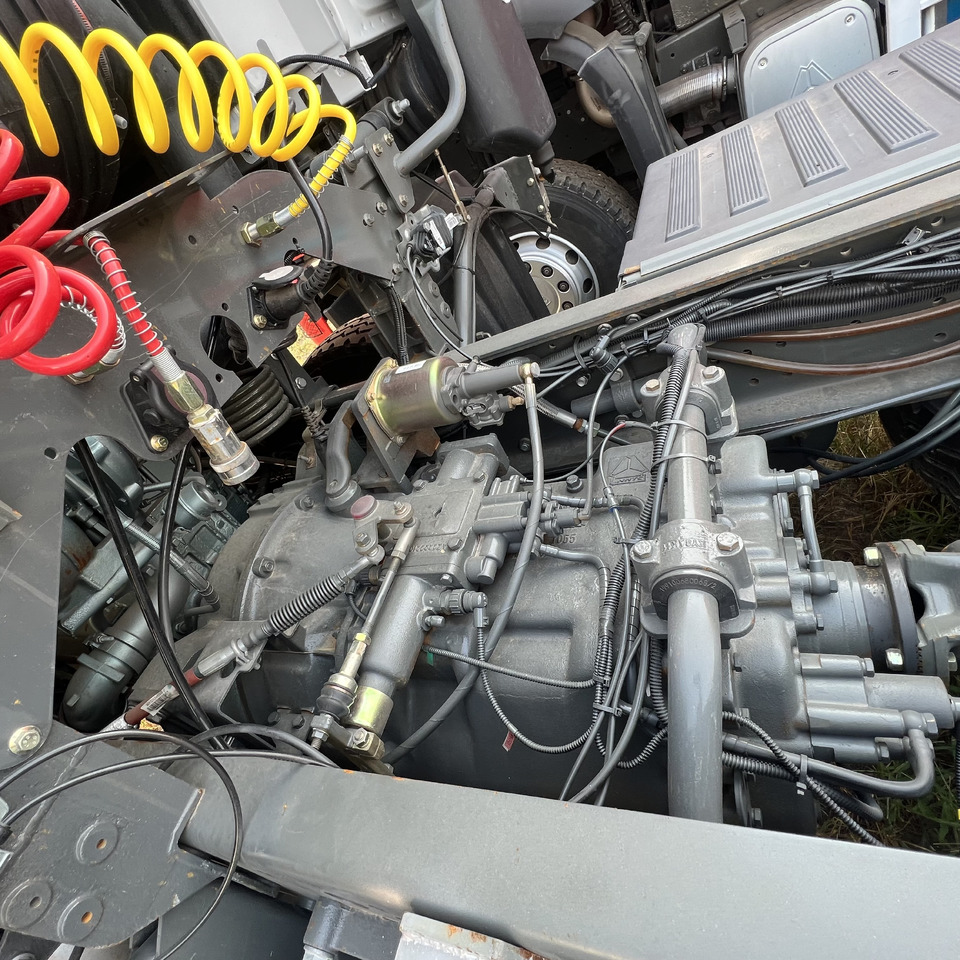 SINOTRUK HOWO tralier head - Tractor unit: picture 2 SINOTRUK HOWO tralier head - Tractor unit: picture 2