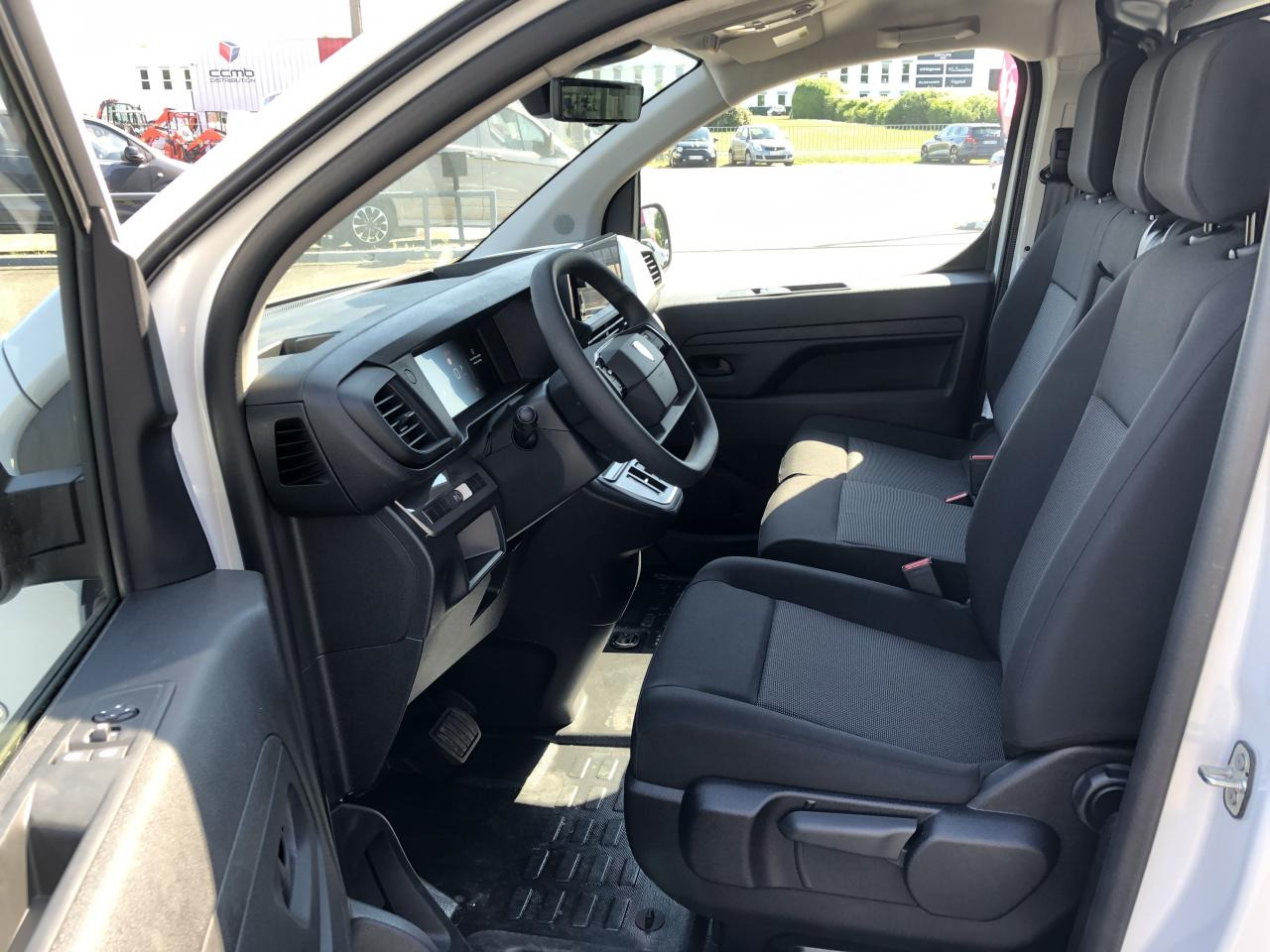 PEUGEOT Expert M 2.0 BlueHDi - 145 S&S - BV EAT8 III FOURGON Fourgon PHASE 2 - Panel van: picture 5 PEUGEOT Expert M 2.0 BlueHDi - 145 S&S - BV EAT8 III FOURGON Fourgon PHASE 2 - Panel van: picture 5