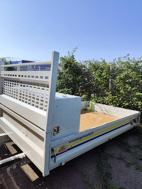 Plateau acier 3120 x 2000 x 330 mm utiles Ridelles acier + Coffre Acier dos cabine 1850 x 600 x 880(ht) mm - Tool/ Equipment: picture 2 Plateau acier 3120 x 2000 x 330 mm utiles Ridelles acier + Coffre Acier dos cabine 1850 x 600 x 880(ht) mm - Tool/ Equipment: picture 2