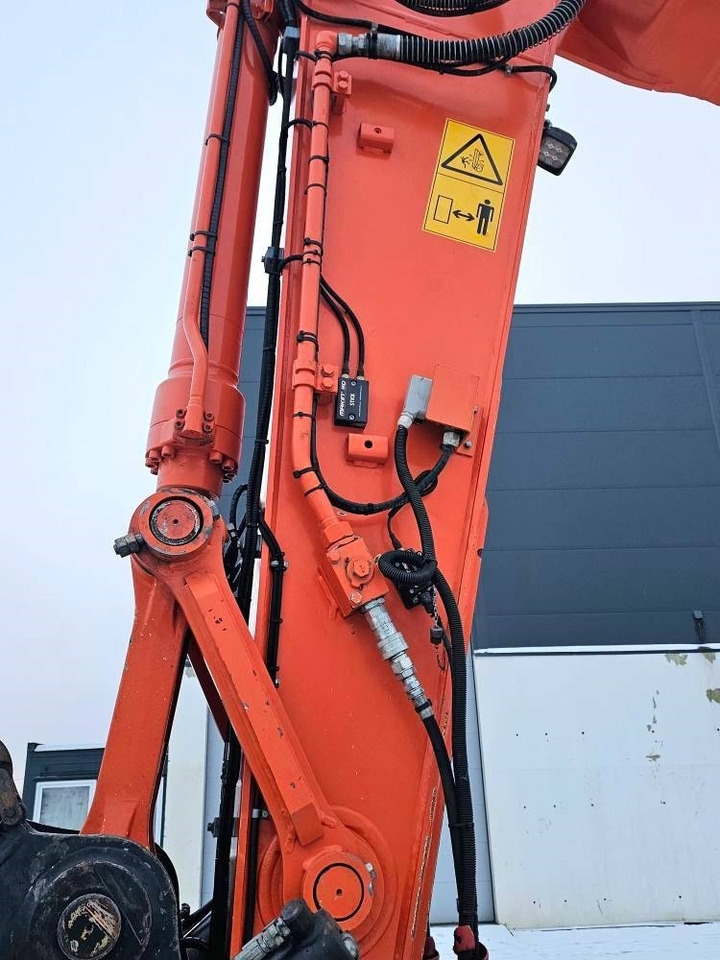 Crawler excavator Hitachi ZX 210 LC-6: picture 32