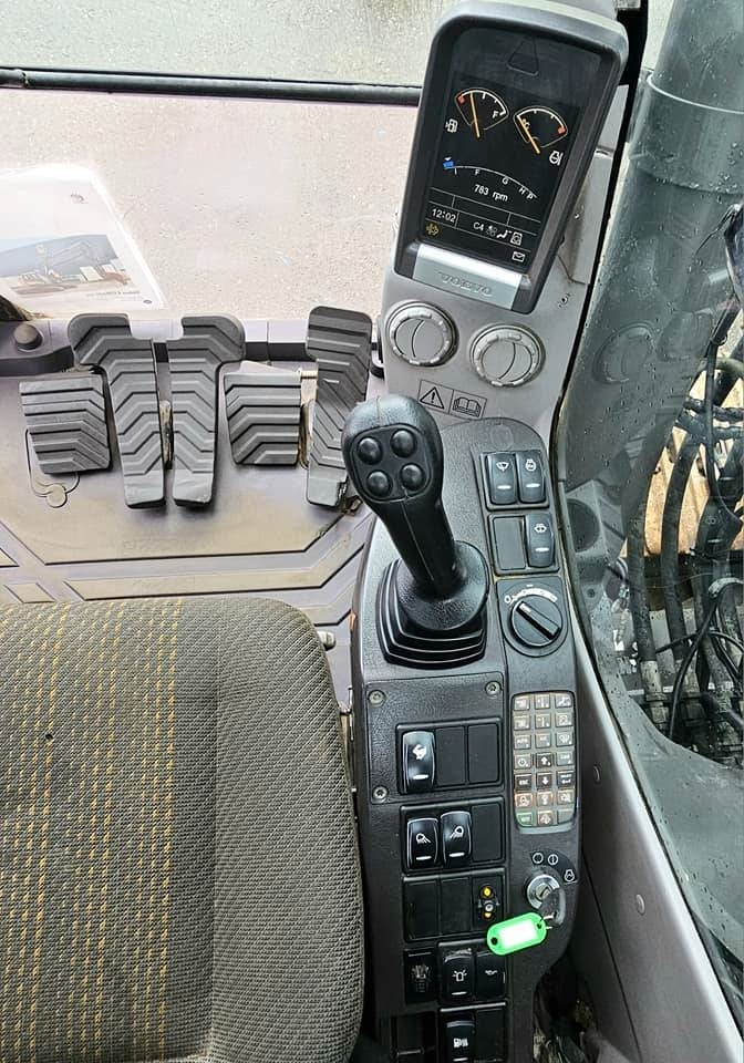 Crawler excavator Volvo ECR235 DL: picture 33