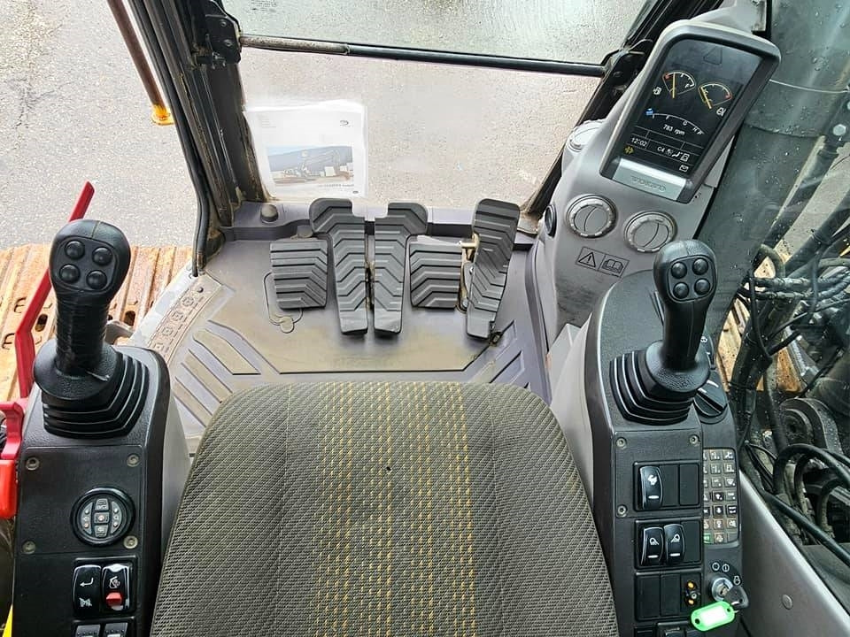 Crawler excavator Volvo ECR235 DL: picture 32