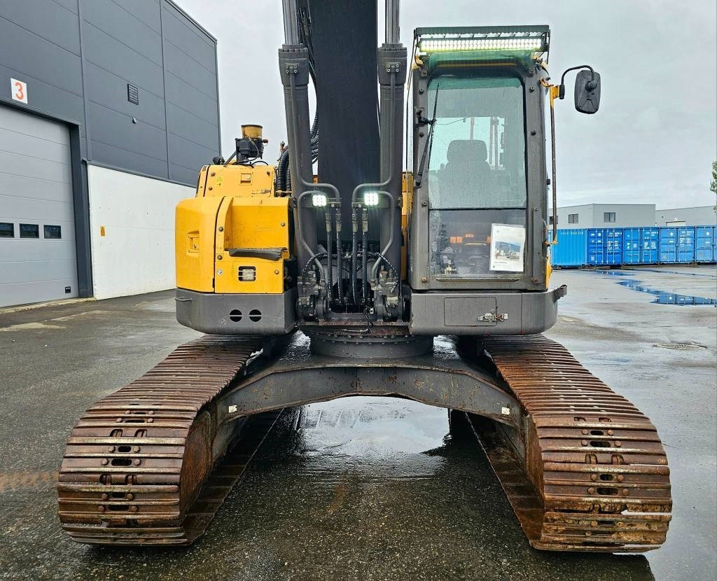 Crawler excavator Volvo ECR235 DL: picture 11