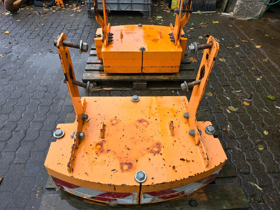 Heckgewicht Unimog 405 U400 U 300 500 400 318 423 427 429 430 530 527 535 Kontergewicht Mulag Mähausleger Böschungsmulcher Dücker - Counterweight: picture 4 Heckgewicht Unimog 405 U400 U 300 500 400 318 423 427 429 430 530 527 535 Kontergewicht Mulag Mähausleger Böschungsmulcher Dücker - Counterweight: picture 4