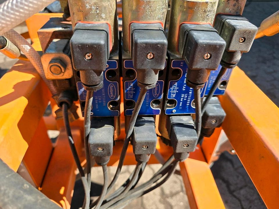 Leitpfostenwaschgerät WV 3-L für Unimog 405/10 405/12 U300 u400 300 500 318 218 423 430 530 Schmidt - Broom: picture 5 Leitpfostenwaschgerät WV 3-L für Unimog 405/10 405/12 U300 u400 300 500 318 218 423 430 530 Schmidt - Broom: picture 5