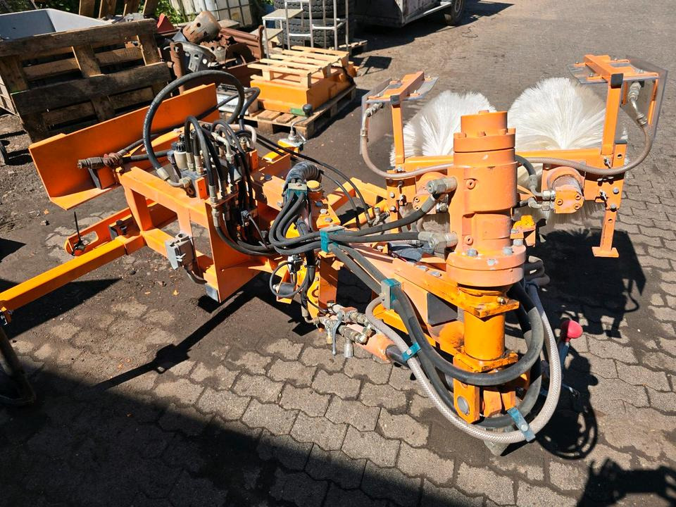 Leitpfostenwaschgerät WV 3-L für Unimog 405/10 405/12 U300 u400 300 500 318 218 423 430 530 Schmidt - Broom: picture 4 Leitpfostenwaschgerät WV 3-L für Unimog 405/10 405/12 U300 u400 300 500 318 218 423 430 530 Schmidt - Broom: picture 4