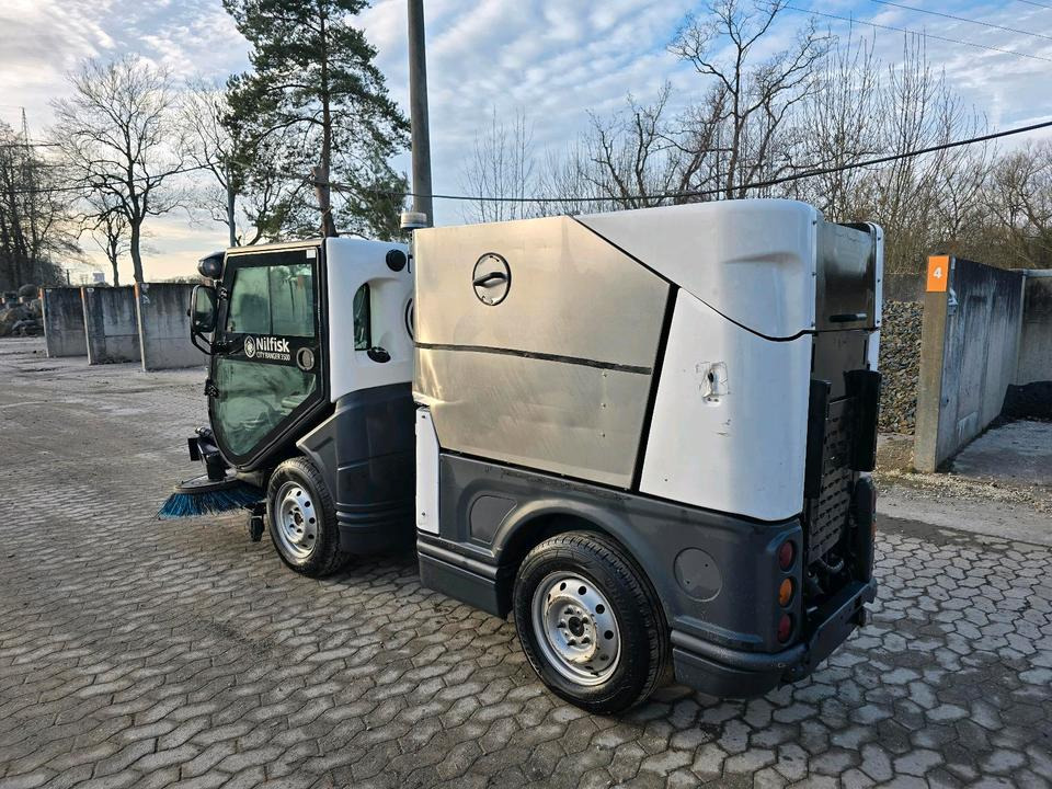 Nilfisk City Ranger 3500 Kehrmaschine Straßenkehrmaschine mit Schmidt Bediendisplay Hako Kehreinheit - Road sweeper: picture 3 Nilfisk City Ranger 3500 Kehrmaschine Straßenkehrmaschine mit Schmidt Bediendisplay Hako Kehreinheit - Road sweeper: picture 3