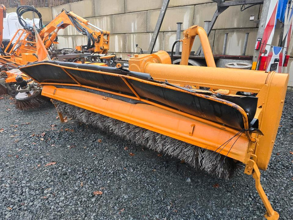 Schmidt VKS Kehrmaschine Straßenkehrmaschine Frontkehrmaschine Kehrbesen für Radlader Unimog Traktor - Broom: picture 5 Schmidt VKS Kehrmaschine Straßenkehrmaschine Frontkehrmaschine Kehrbesen für Radlader Unimog Traktor - Broom: picture 5