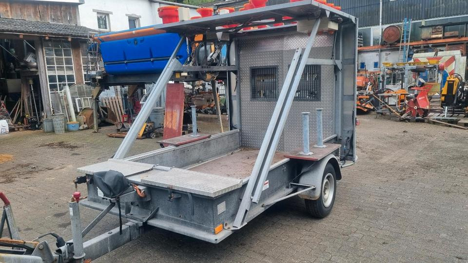 Mersch Absperrtafel Vz616 mit Horizont Leuchtkreuzanlage Sperrwand Sperranhänger Leittafel Leitanhänger Verkehrsleittafel Verkehrsleitanhänger Verkehrssicherungsanhänger Nissen Trebbiner - Trailer: picture 2 Mersch Absperrtafel Vz616 mit Horizont Leuchtkreuzanlage Sperrwand Sperranhänger Leittafel Leitanhänger Verkehrsleittafel Verkehrsleitanhänger Verkehrssicherungsanhänger Nissen Trebbiner - Trailer: picture 2