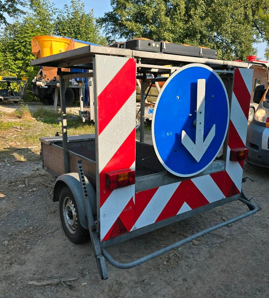 Nissen FAT Absperrtafel VZ616 Fahrbare Verkehrsleittafel Verkehrssicherungsanhänger Verkehrsleitanhänger Trebbiner Horizont Sperrwand - Trailer: picture 1 Nissen FAT Absperrtafel VZ616 Fahrbare Verkehrsleittafel Verkehrssicherungsanhänger Verkehrsleitanhänger Trebbiner Horizont Sperrwand - Trailer: picture 1