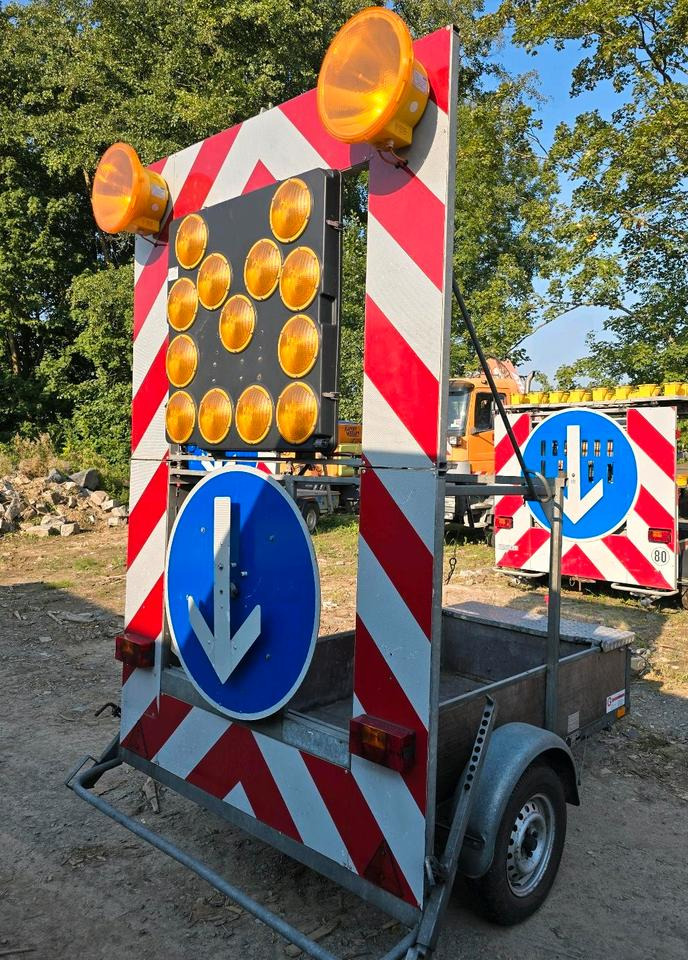 Nissen FAT Absperrtafel VZ616 Fahrbare Verkehrsleittafel Verkehrssicherungsanhänger Verkehrsleitanhänger Trebbiner Horizont Sperrwand - Trailer: picture 4 Nissen FAT Absperrtafel VZ616 Fahrbare Verkehrsleittafel Verkehrssicherungsanhänger Verkehrsleitanhänger Trebbiner Horizont Sperrwand - Trailer: picture 4