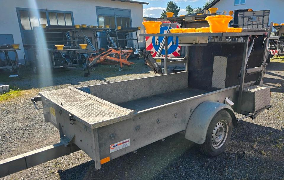 Nissen FAT LED B3 Absperrtafel VZ616 Verkehrsleittafel Verkehrssicherungsanhänger Verkehrsleittafel Horizont Trebbiner Sperrwand - Trailer: picture 2 Nissen FAT LED B3 Absperrtafel VZ616 Verkehrsleittafel Verkehrssicherungsanhänger Verkehrsleittafel Horizont Trebbiner Sperrwand - Trailer: picture 2