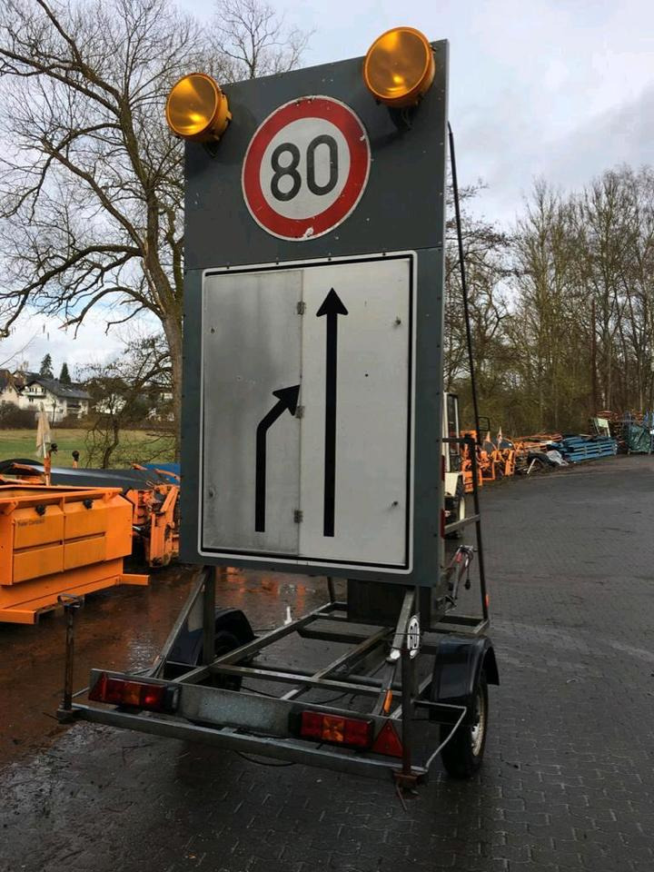 Nissen Vorwarntafel VLT Warntafel Verkehrsleittafel Verkehrsleitanhänger Verkehrssicherungsanhänger Absperrtafel Sperrwand Horizont VWT E Trebbiner - Trailer: picture 5 Nissen Vorwarntafel VLT Warntafel Verkehrsleittafel Verkehrsleitanhänger Verkehrssicherungsanhänger Absperrtafel Sperrwand Horizont VWT E Trebbiner - Trailer: picture 5