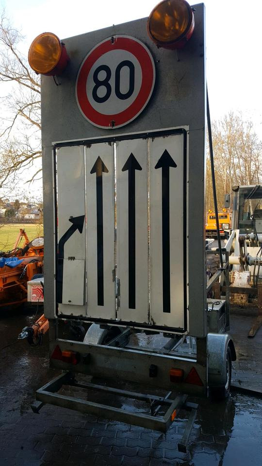 Nissen Vorwarntafel VLT Warntafel Verkehrsleittafel Verkehrsleitanhänger Verkehrssicherungsanhänger Absperrtafel Sperrwand Horizont VWT E Trebbiner - Trailer: picture 2 Nissen Vorwarntafel VLT Warntafel Verkehrsleittafel Verkehrsleitanhänger Verkehrssicherungsanhänger Absperrtafel Sperrwand Horizont VWT E Trebbiner - Trailer: picture 2