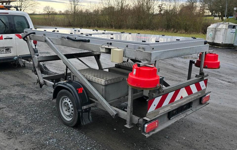Trebbiner 5-farbig Horizont VWT Verkehrsleittafel Verkehrswarnanhänger Verkehrsleitanhänger Verkehrssicherungsanhänger Nissen Absperrtafel - Trailer: picture 3 Trebbiner 5-farbig Horizont VWT Verkehrsleittafel Verkehrswarnanhänger Verkehrsleitanhänger Verkehrssicherungsanhänger Nissen Absperrtafel - Trailer: picture 3