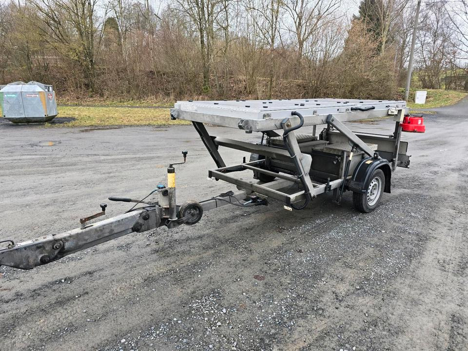Trebbiner 5-farbig Horizont VWT Verkehrsleittafel Verkehrswarnanhänger Verkehrsleitanhänger Verkehrssicherungsanhänger Nissen Absperrtafel - Trailer: picture 4 Trebbiner 5-farbig Horizont VWT Verkehrsleittafel Verkehrswarnanhänger Verkehrsleitanhänger Verkehrssicherungsanhänger Nissen Absperrtafel - Trailer: picture 4