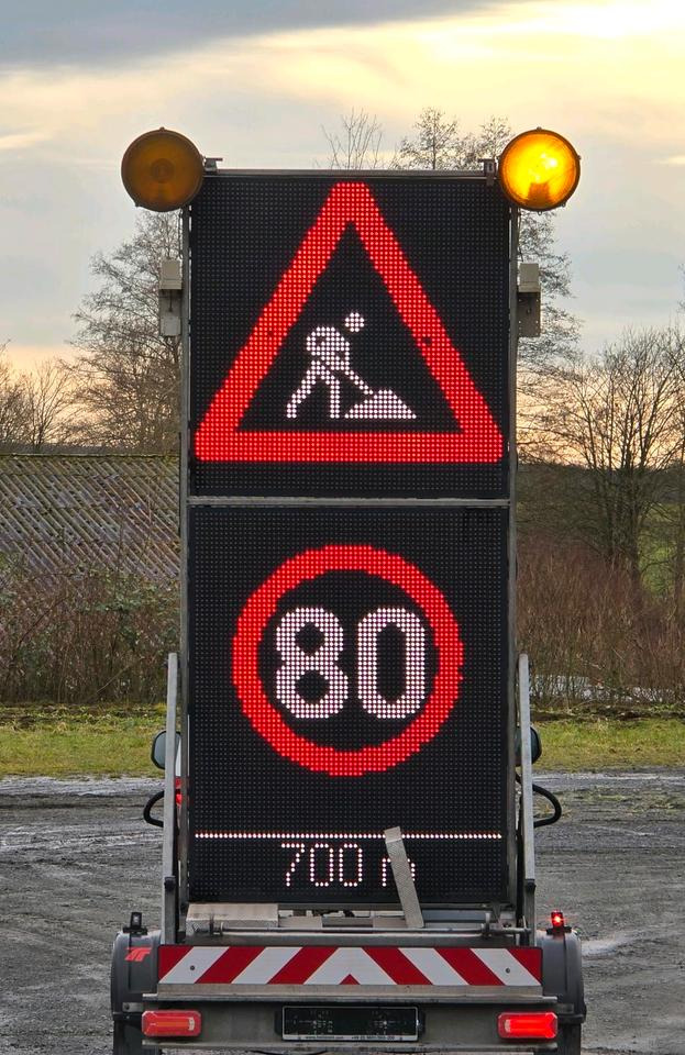 Trebbiner 5-farbig Horizont VWT Verkehrsleittafel Verkehrswarnanhänger Verkehrsleitanhänger Verkehrssicherungsanhänger Nissen Absperrtafel - Trailer: picture 1 Trebbiner 5-farbig Horizont VWT Verkehrsleittafel Verkehrswarnanhänger Verkehrsleitanhänger Verkehrssicherungsanhänger Nissen Absperrtafel - Trailer: picture 1