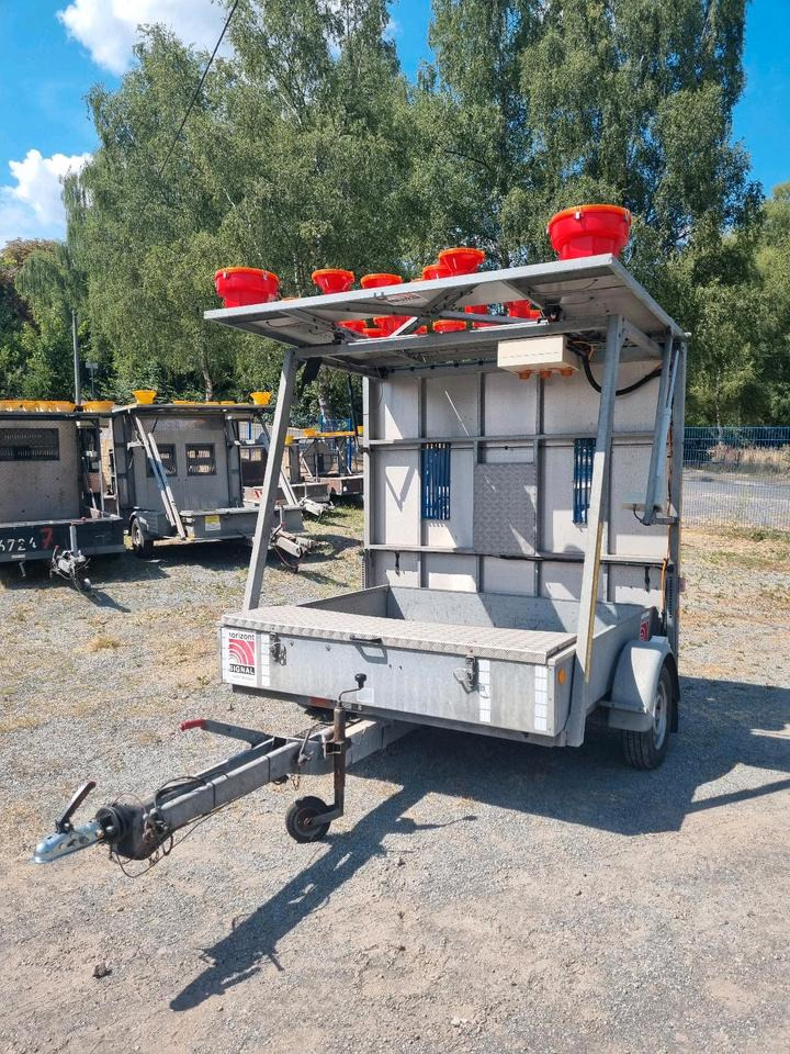 Trebbiner Absperrtafel VZ 616 Horizont Sperrwand Verkehrsleittafel Verkehrsleitanhänger Verkehrssicherungsanhänger Warntafel Verkehrssicherung Baustelle - Trailer: picture 2 Trebbiner Absperrtafel VZ 616 Horizont Sperrwand Verkehrsleittafel Verkehrsleitanhänger Verkehrssicherungsanhänger Warntafel Verkehrssicherung Baustelle - Trailer: picture 2