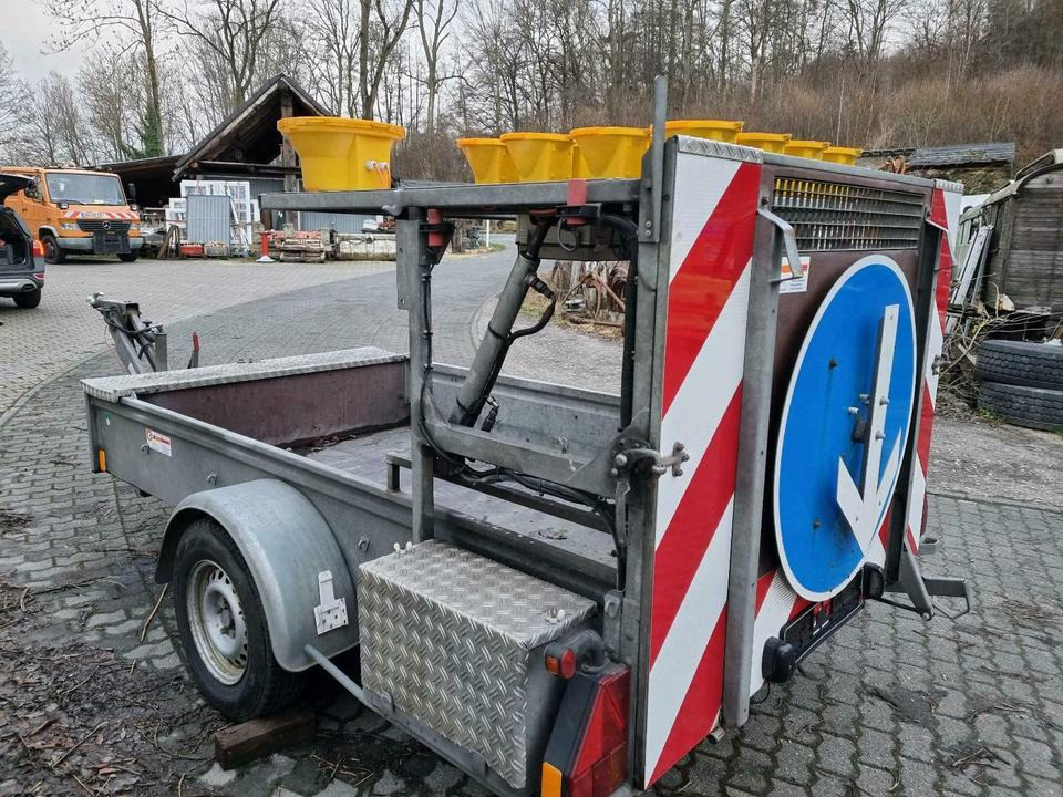 Trebbiner Absperrtafel VZ 616 kleine Ausführung Vorwarntafel niss - Trailer: picture 1 Trebbiner Absperrtafel VZ 616 kleine Ausführung Vorwarntafel niss - Trailer: picture 1