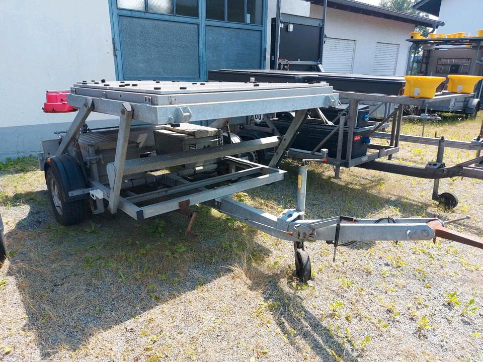 Trebbiner Horizont VWT E VLT Verkehrsleittafel Leittafel Sicherungsanhänger Verkehrsleitanhänger Verkehrssicherungsanhänger Absperrtafel Sperrwand Nissen Verkehrssicherung Vorwarner Vorwarntafel - Trailer: picture 2 Trebbiner Horizont VWT E VLT Verkehrsleittafel Leittafel Sicherungsanhänger Verkehrsleitanhänger Verkehrssicherungsanhänger Absperrtafel Sperrwand Nissen Verkehrssicherung Vorwarner Vorwarntafel - Trailer: picture 2