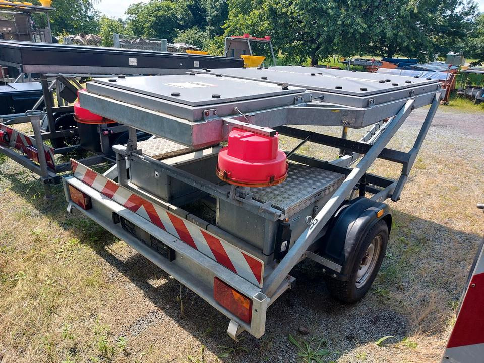 Trebbiner Horizont VWT E VLT Verkehrsleittafel Leittafel Sicherungsanhänger Verkehrsleitanhänger Verkehrssicherungsanhänger Absperrtafel Sperrwand Nissen Verkehrssicherung Vorwarner Vorwarntafel - Trailer: picture 3 Trebbiner Horizont VWT E VLT Verkehrsleittafel Leittafel Sicherungsanhänger Verkehrsleitanhänger Verkehrssicherungsanhänger Absperrtafel Sperrwand Nissen Verkehrssicherung Vorwarner Vorwarntafel - Trailer: picture 3