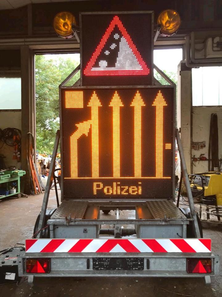 Trebbiner Horizont VWT E VLT Verkehrsleittafel Leittafel Sicherungsanhänger Verkehrsleitanhänger Verkehrssicherungsanhänger Absperrtafel Sperrwand Nissen Verkehrssicherung Vorwarner Vorwarntafel - Trailer: picture 5 Trebbiner Horizont VWT E VLT Verkehrsleittafel Leittafel Sicherungsanhänger Verkehrsleitanhänger Verkehrssicherungsanhänger Absperrtafel Sperrwand Nissen Verkehrssicherung Vorwarner Vorwarntafel - Trailer: picture 5