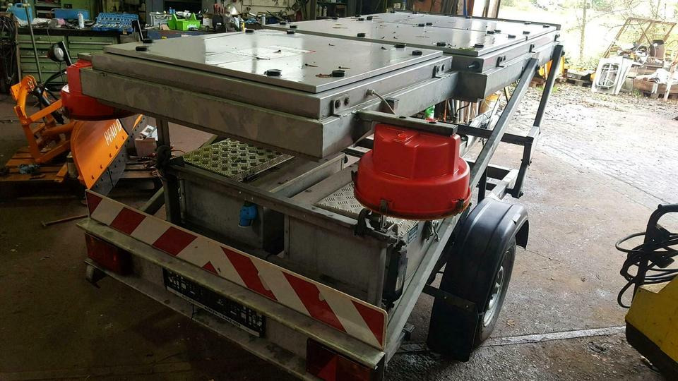 Trebbiner VWT-E Verkehrsleittafel Verkehrsleitanhänger Schild - Trailer: picture 1 Trebbiner VWT-E Verkehrsleittafel Verkehrsleitanhänger Schild - Trailer: picture 1