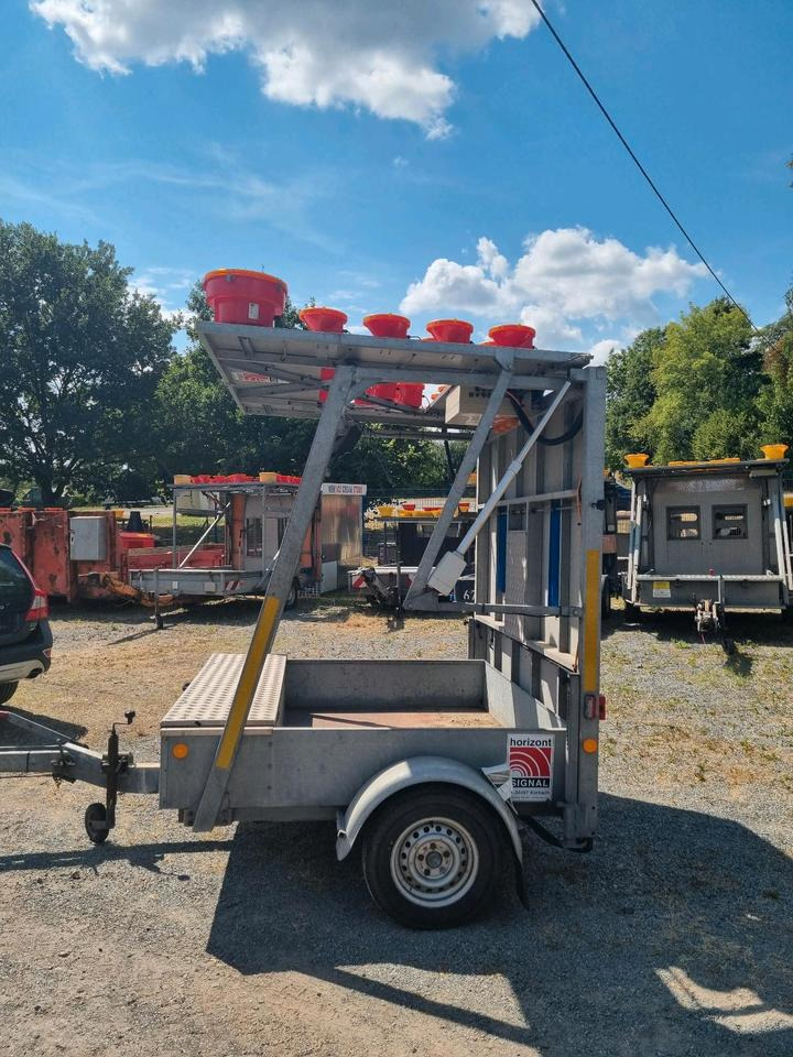 Trebbiner Absperrtafel VZ 616 Horizont Sperrwand Verkehrsleittafel Verkehrsleitanhänger Verkehrssicherungsanhänger Warntafel Verkehrssicherung Baustelle - Construction equipment, Trailer: picture 3 Trebbiner Absperrtafel VZ 616 Horizont Sperrwand Verkehrsleittafel Verkehrsleitanhänger Verkehrssicherungsanhänger Warntafel Verkehrssicherung Baustelle - Construction equipment, Trailer: picture 3