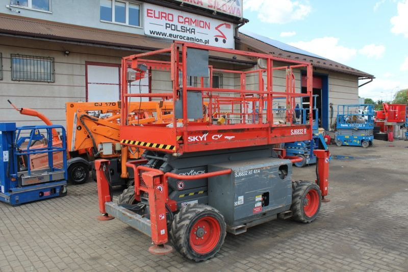 Podnośnik nożycowy 4x4 spalinowy 12 m Skyjack SJ6832RT - Scissor lift: picture 1 Podnośnik nożycowy 4x4 spalinowy 12 m Skyjack SJ6832RT - Scissor lift: picture 1