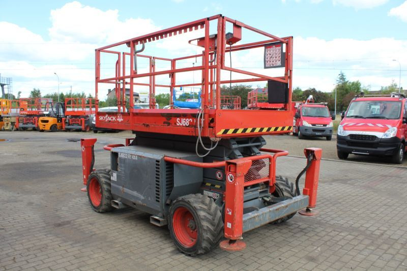 Podnośnik nożycowy 4x4 spalinowy 12 m Skyjack SJ6832RT - Scissor lift: picture 2 Podnośnik nożycowy 4x4 spalinowy 12 m Skyjack SJ6832RT - Scissor lift: picture 2
