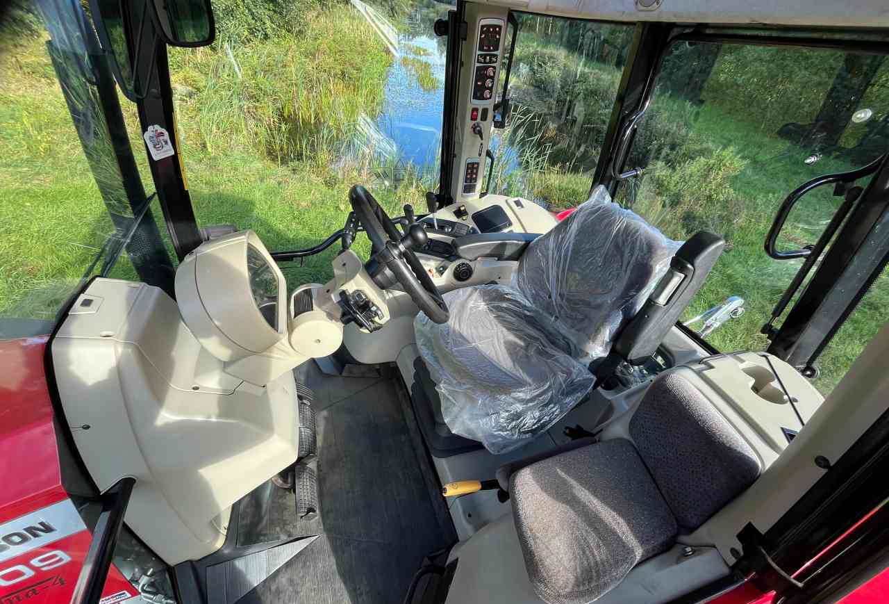 Massey Ferguson 5609 Dyna-4 Essential - Farm tractor: picture 5 Massey Ferguson 5609 Dyna-4 Essential - Farm tractor: picture 5