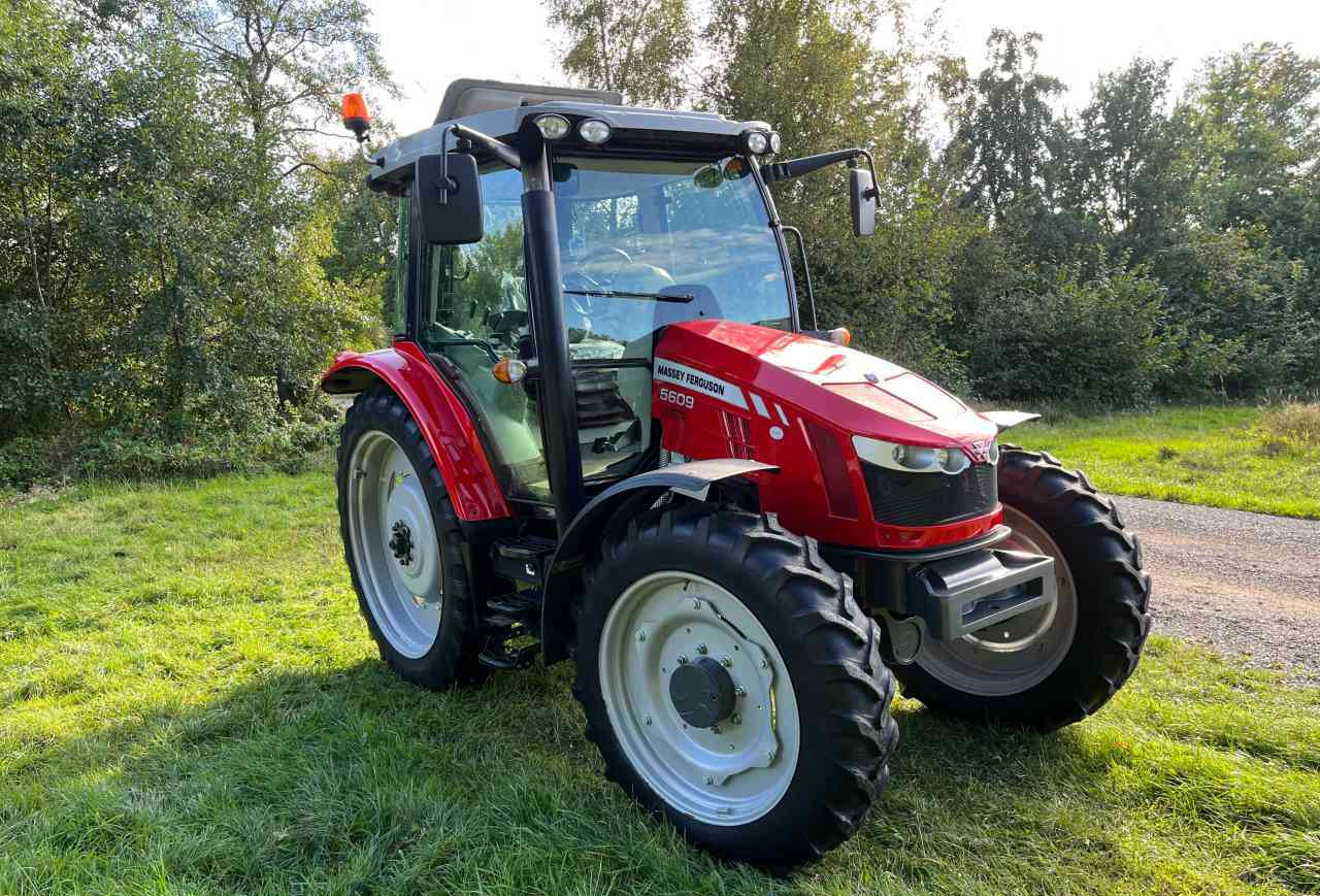 Massey Ferguson 5609 Dyna-4 Essential - Farm tractor: picture 2 Massey Ferguson 5609 Dyna-4 Essential - Farm tractor: picture 2