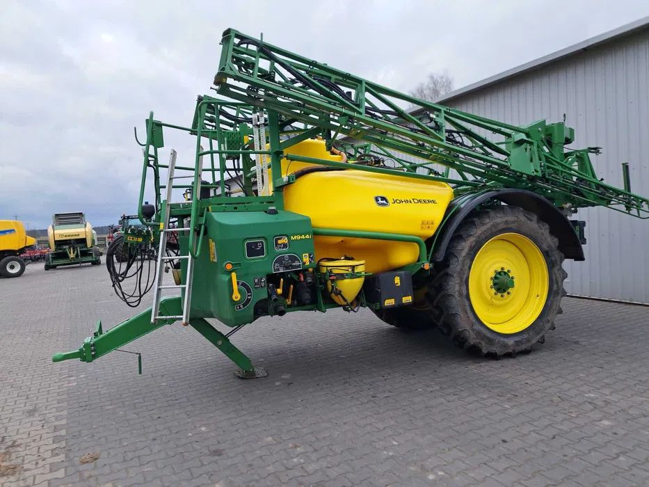 John Deere 944i - Trailed sprayer: picture 1 John Deere 944i - Trailed sprayer: picture 1