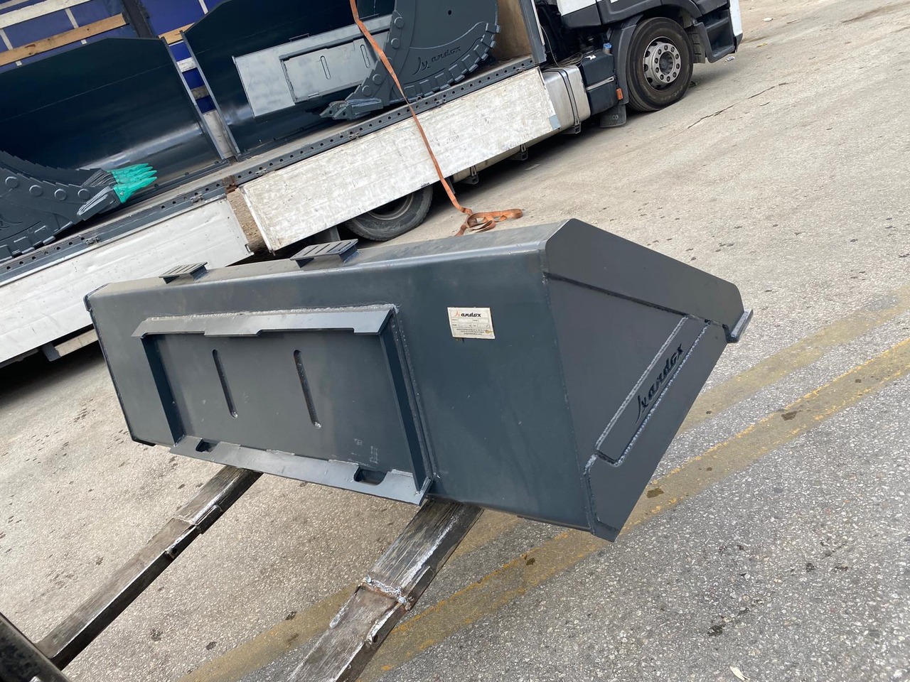 JCB 300 - Loader bucket for Construction machinery: picture 2 JCB 300 - Loader bucket for Construction machinery: picture 2